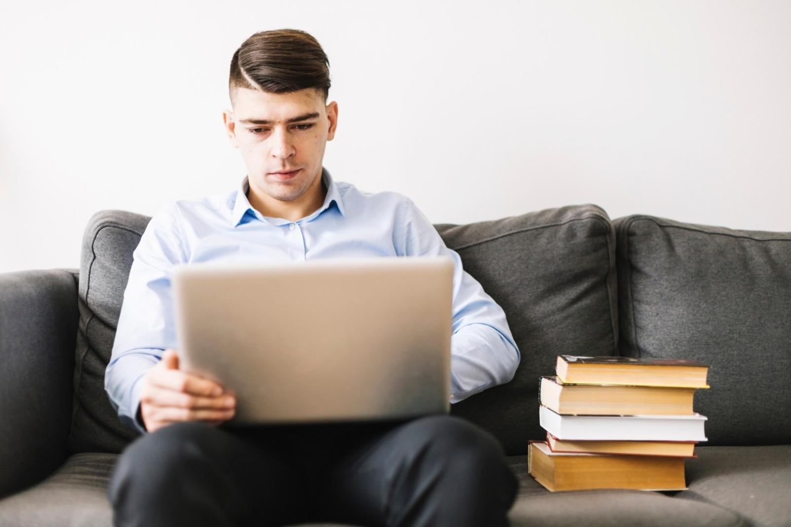 Moderne Büroumgebung mit Fokus auf digitale Präsentationstools und Finanzplanung