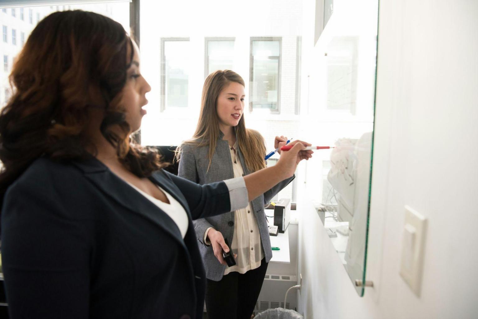 Professionelle Budgetpräsentation mit Teammitgliedern