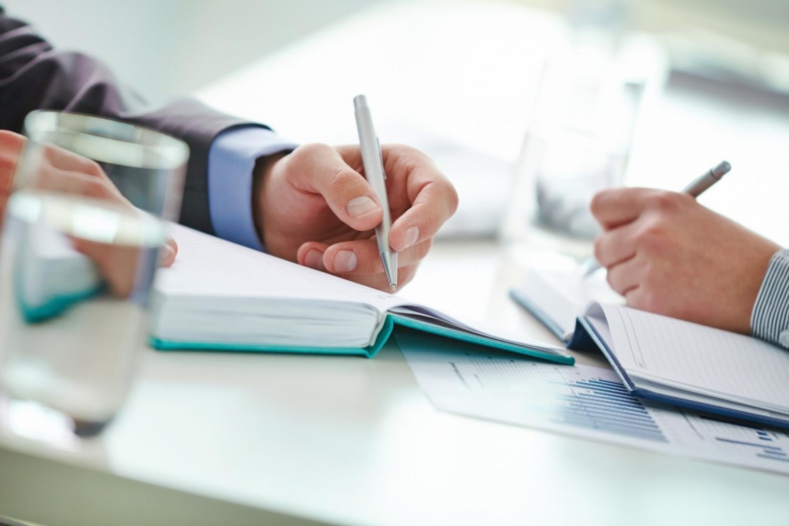 Professionelle Arbeitsumgebung mit modernen Präsentationstools und Finanzdiagrammen
